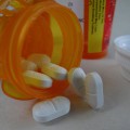 La prescripción de ibuprofeno debe tomar en cuenta el riesgo cardiovascular del paciente, señala una revisión europea a la administración del conocido analgésico.