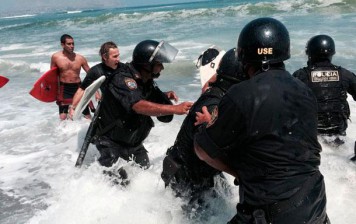 VÍDEO: bañistas y policías se enfrentan en playa La Pampilla