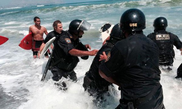 Bañistas y Policía se enfrentan en playa La Pampilla. (Foto: Facebook Renzo Giraldo)