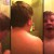 VÍDEO: Descubren en video por qué su hijo no deja de ducharse