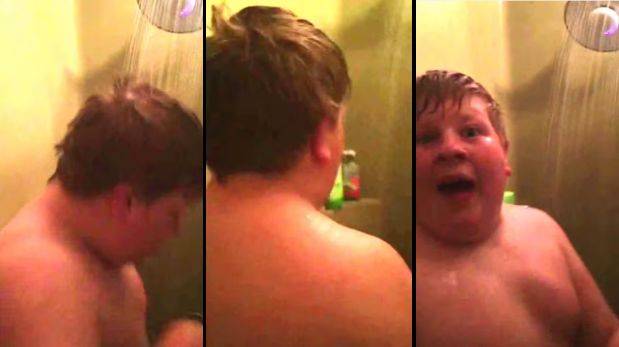 VÍDEO: Descubren en video por qué su hijo no deja de ducharse