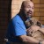 Facebook: foto de hombre llorando por la muerte de su perro conmueve a miles