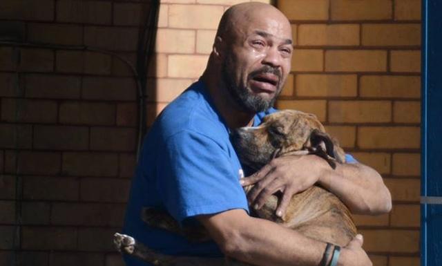 Facebook: foto de hombre llorando por la muerte de su perro conmueve a miles