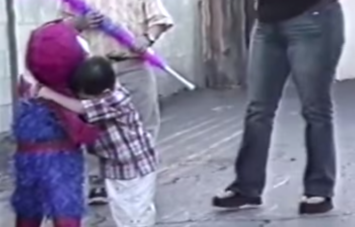 VÍDEO: niño se niega a romper piñata de Spider-Man porque es su personaje favorito