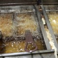 Según una investigación, al calentarse a temperatura de fritura, los aceites generan aldehídos tóxicos que se incorporan a los alimentos y pueden causar daños.