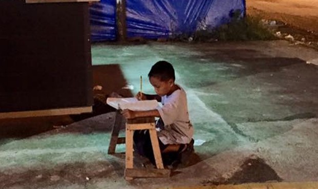 Facebook: Fotografía de niño que estudia bajo alumbrado público conmueve en Internet
