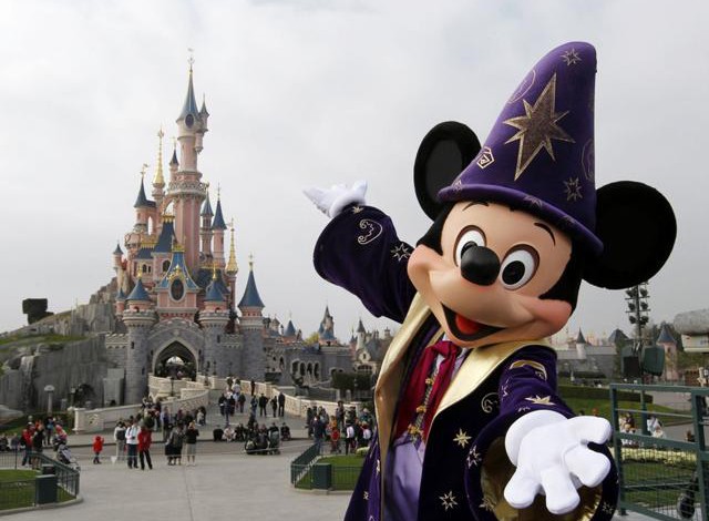 Disney prohíbe ‘palos para selfis’ en sus parques temáticos
