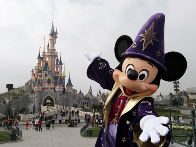 Disney prohíbe ‘palos para selfis’ en sus parques temáticos