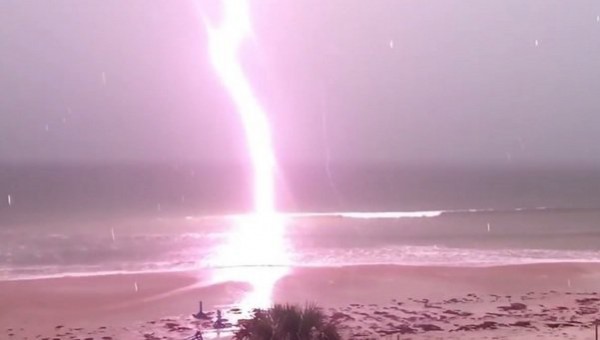 En el estado de Florida, el frente de tormentas causó fuertes vientos y caídas de árboles, según medio locales.