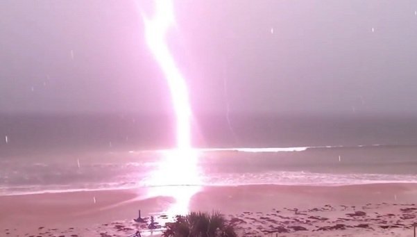 VÍDEO: El espectacular rayo en una playa de Florida que se ha convertido en viral