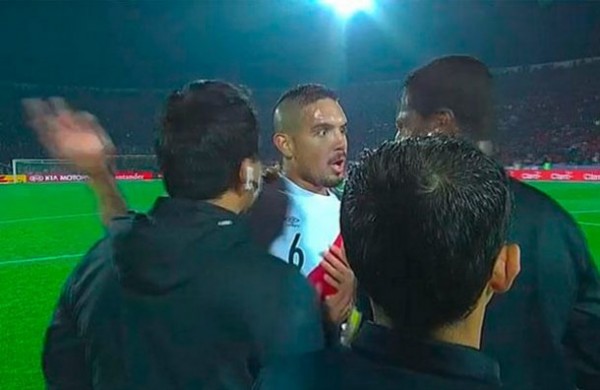 “Perú contra todos, contra el árbitro, contra el estadio, contra Chile. Un papelón lo del árbitro, ha ganado Chile con un gol en offside”.