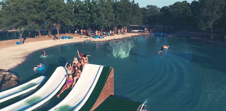 Graban promo de parque acuático en 4K y lo hacen viral