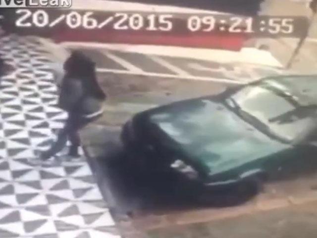VÍDEO: mujer quiso apoyarse en un vehículo pero esto sucedió