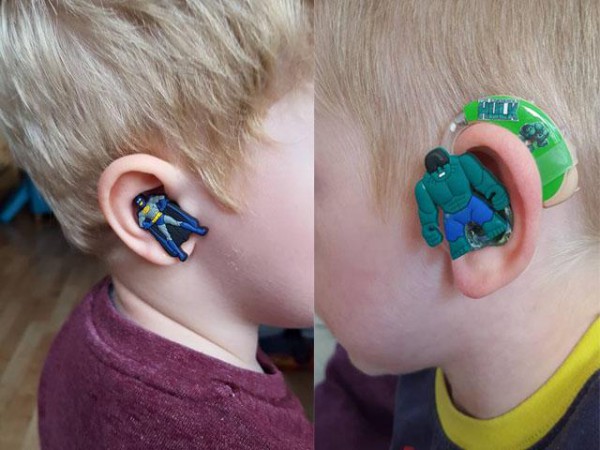 Una madre transforma los audífonos tradicionales en superhéroes para su hijo con sordera y para otros niños con el mismo problema.