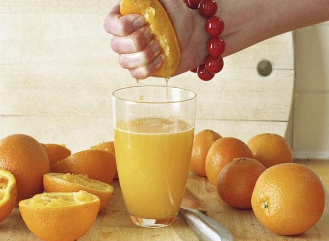 ¿Por qué empezar el día con un vaso de zumo de naranja?