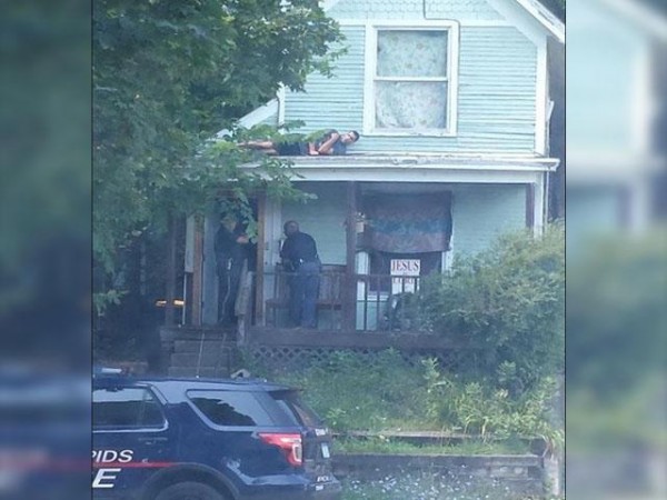 Durante un operativo policial un testigo captó con su celular el momento en el que un presunto delincuente intenta esconderse de la autoridad, en el techo de su casa.