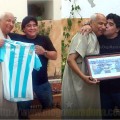 El astro argentino visitó al juez que no se percató de la recordada jugada y le entregó un regalo especial.