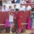 Increíble video de YouTube muestra cómo una activista baja de las gradas para meterse a la arena y consolar a un toro moribundo