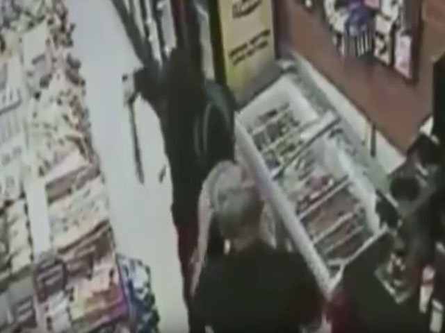 YouTube: hombre espanta a unos ladrones con una enorme espada
