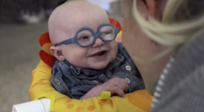 VÍDEO: Bebé usa lentes y ve por primera vez a su madre