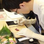 Hospitales en Japón seleccionan a sus futuros cirujanos tomándoles un examen con origamis minúsculos, sushi e insectos.