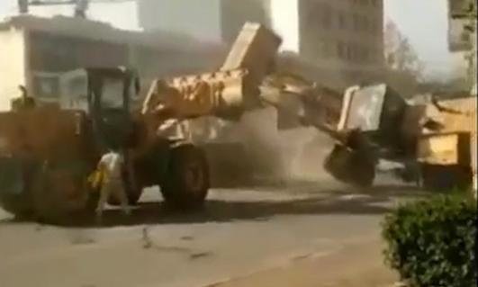 China: dos obreros se enfrentan violentamente a bordo de sus tractores