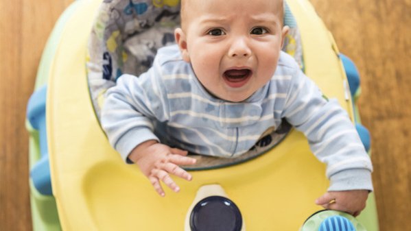 El pediatra te explica por qué tu bebé no debe usar andador