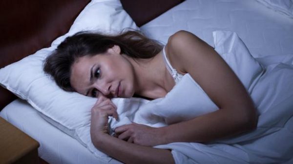 ¿Alguna vez dormiste en una cama extraña y no pudiste descansar? Esto se conoce como el ‘efecto de la primera noche’