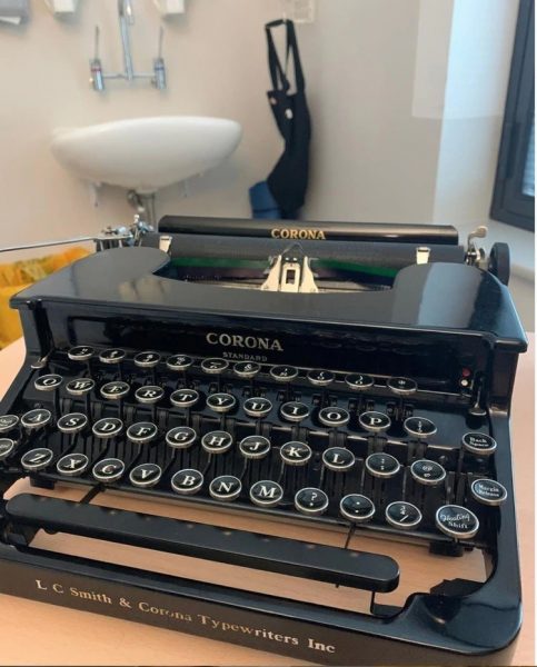 La máquina para escribir que le regaló Tom Hanks al pequeño Corona (Instagram/@tomhanks)