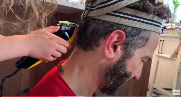 Padre deja que sus hijos le corten el cabello y resultado sorprende a todos