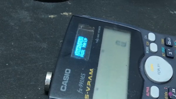 La calculadora fue modificada para recibir señal WiFi. | Fuente: YouTube